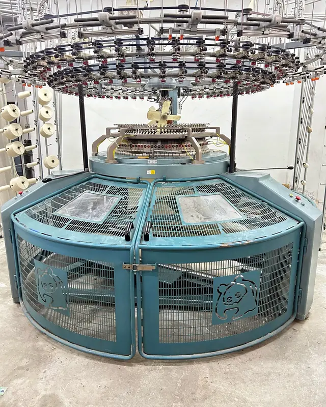 Máquina circular de malharia utilizada na produção de malhas em Portugal